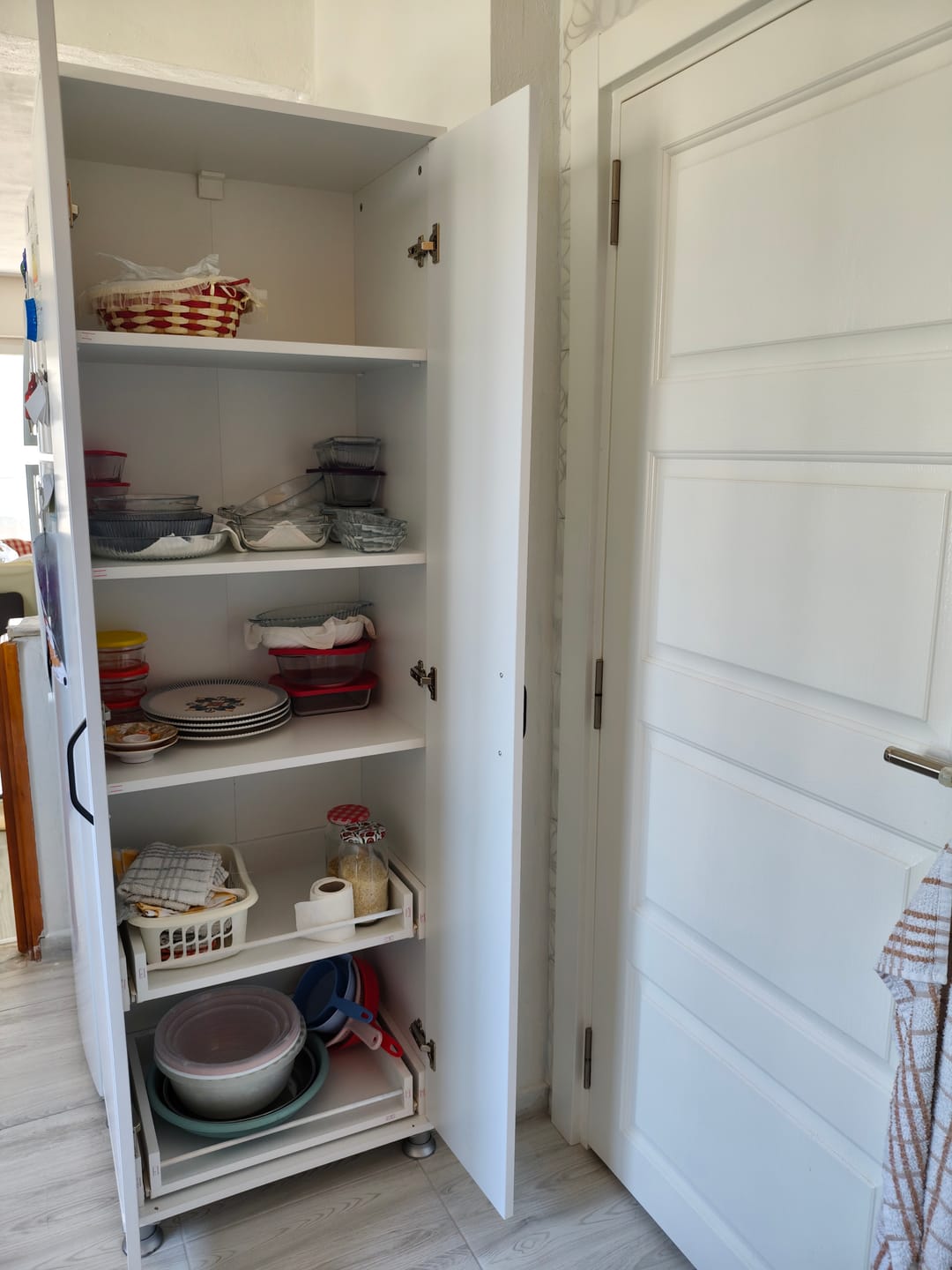 Customer photo review of Rani JE110 Çok Amaçlı Dolap 2 Kapaklı 5 Raflı Banyo Kiler Mutfak Dolabı Beyaz