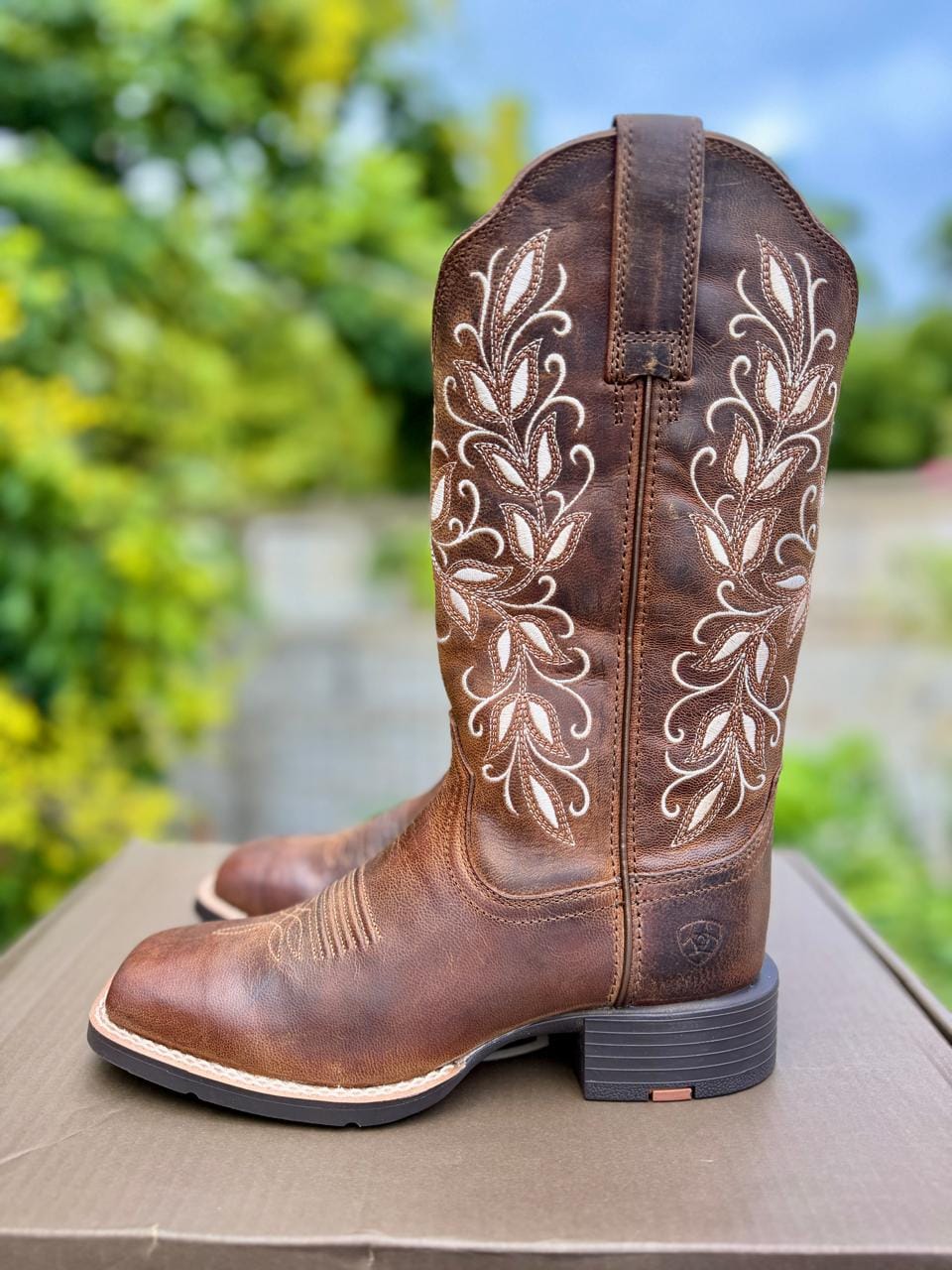 Customer photo review of Ariat Ladies Round Up Holly Embroidered Pearl & Brown Western Boot 10074320