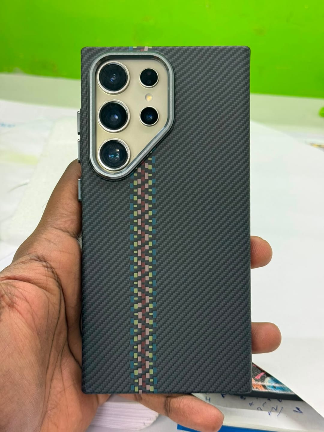 Customer photo review of Samsung Premium Metal Magsafe Carbon Fiber Ultra Thin Pre-Order Case