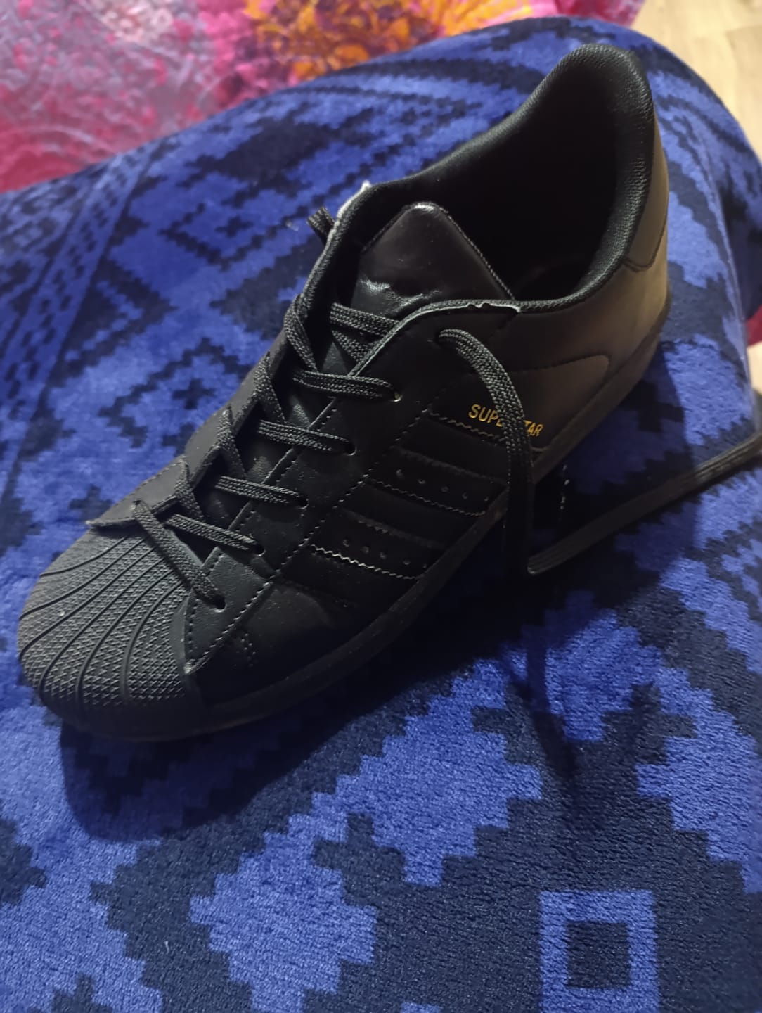 Customer photo review of Tenis Concha Negro Oro