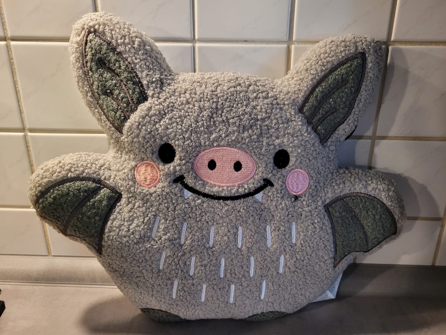 Customer photo review of Fledermaus Kissen Bouclé – Kuscheliges Dekokissen für spooky Stimmung