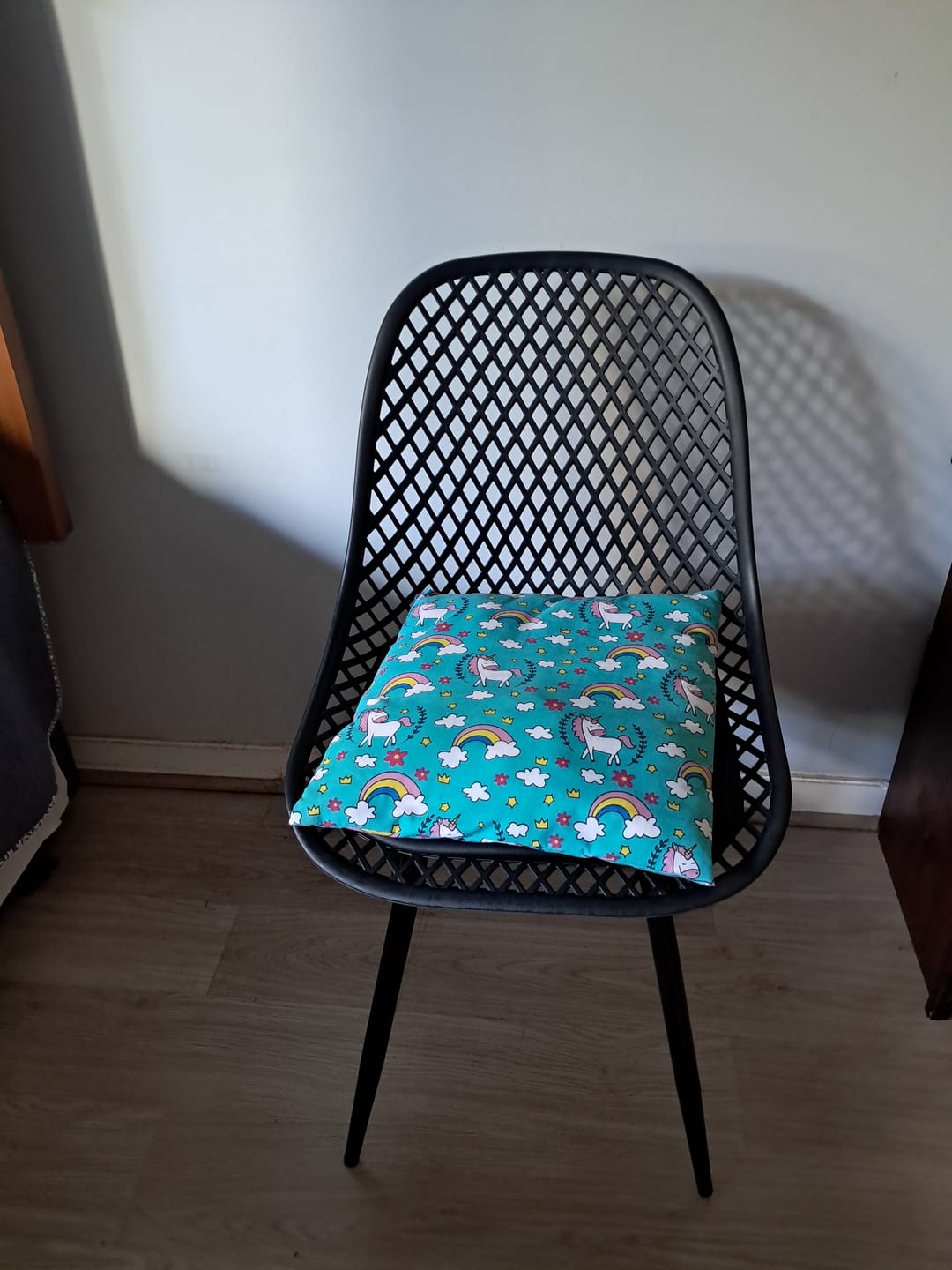 Customer photo review of Silla Europa Acolchada de Comedor - Negra