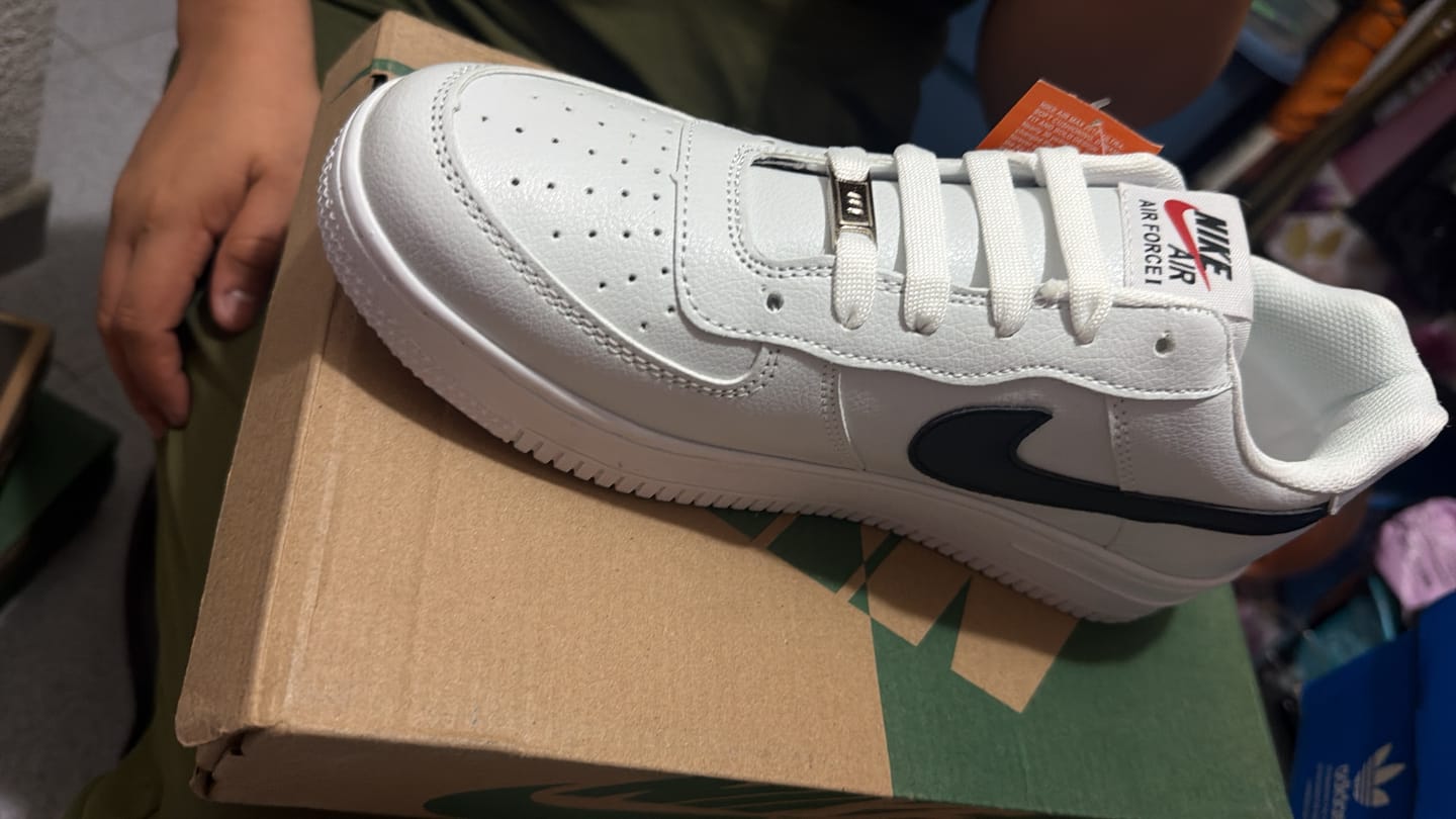 Customer photo review of Tenis 510 Plata Blanco