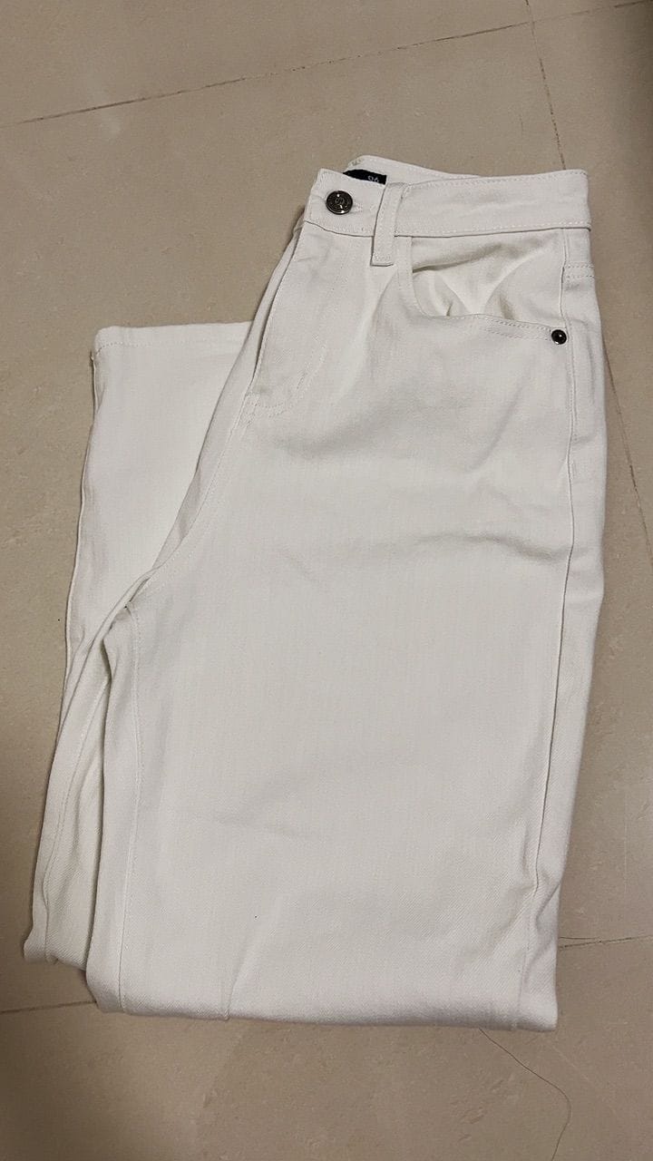 Customer photo review of BW High Waisted Ankle-Length Mom Denim Jeans