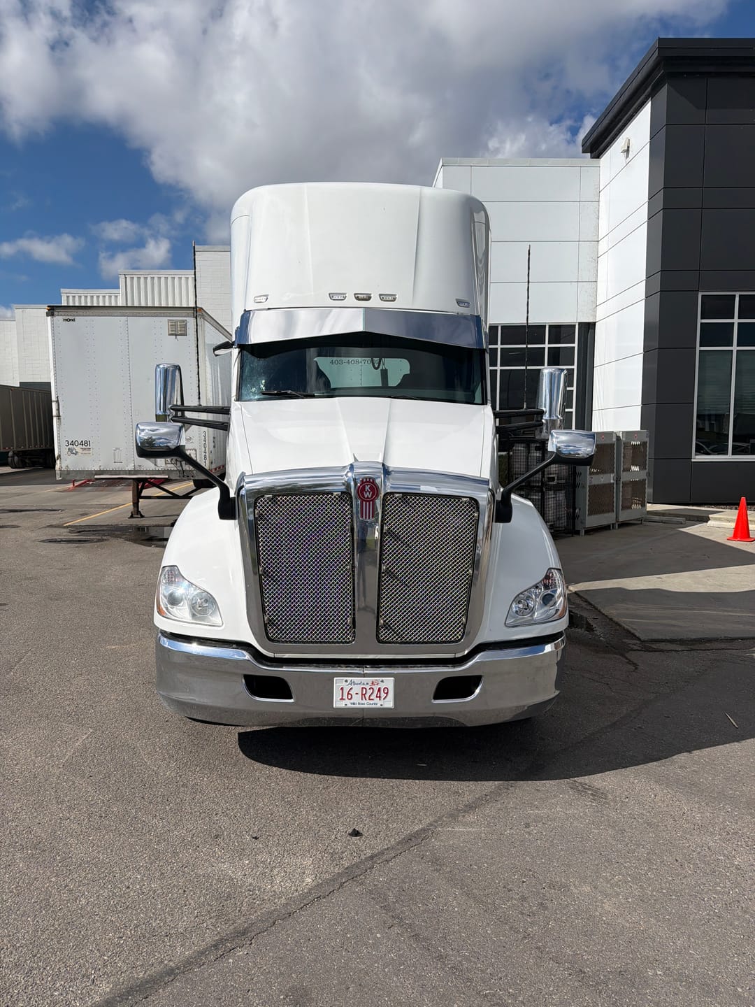 Customer photo review of Rollin Low 12x8" Reverse Bowtie Visor 2.1m (Kenworth T680, T880, W990) (Peterbilt 567, 579, 589)  #3001
