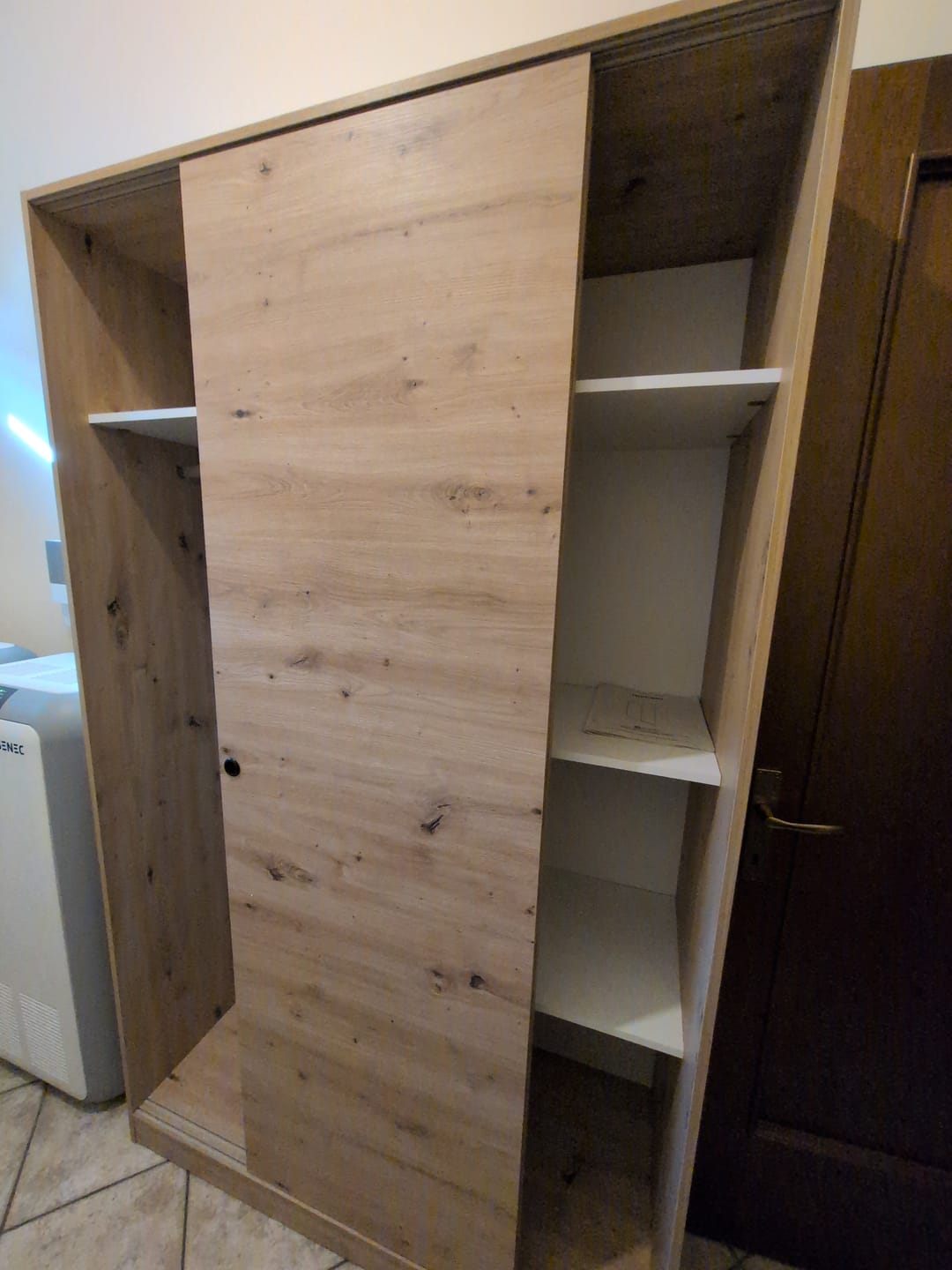 Customer photo review of Armadio scorrevole 2 ante 120x50x200h in rovere nodi con ripiani interni