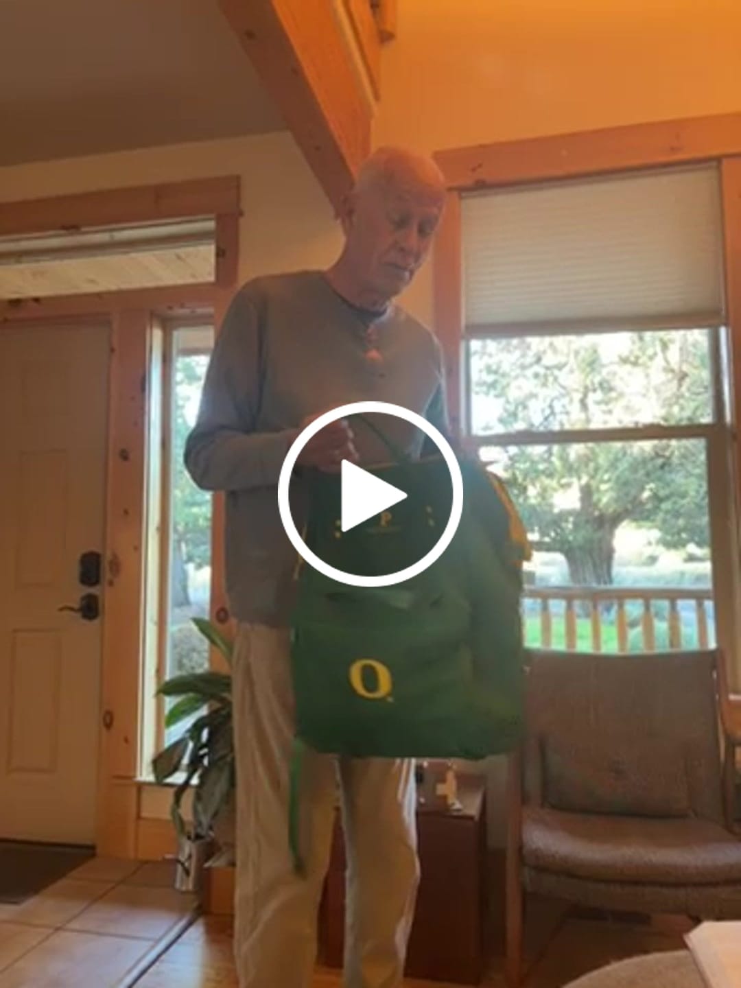 Customer video review of Cascade Backpack - Standard - UO Ducks