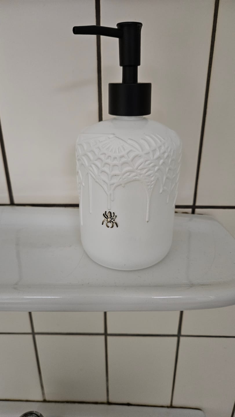 Customer photo review of Halloween Flüssigseife – Full Moon & Spider Silk – 500 ml