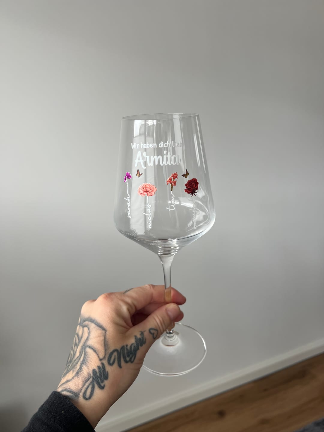 Customer photo review of Mamas Garten - Weinglas mit Kindernamen und Blumen für Mama und Oma