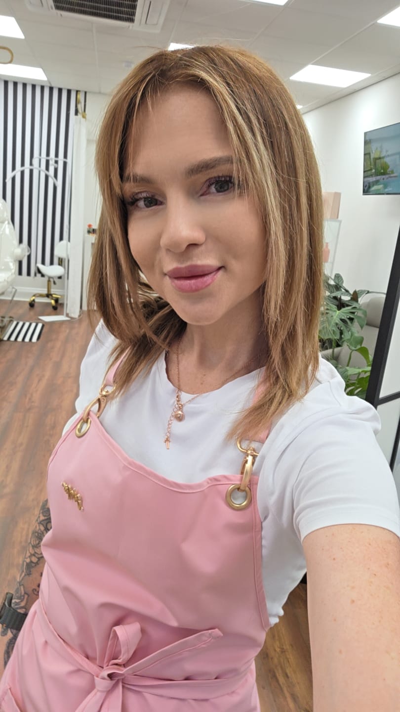 Customer photo review of Julia Nessa Beauty Apron - Powder Pink