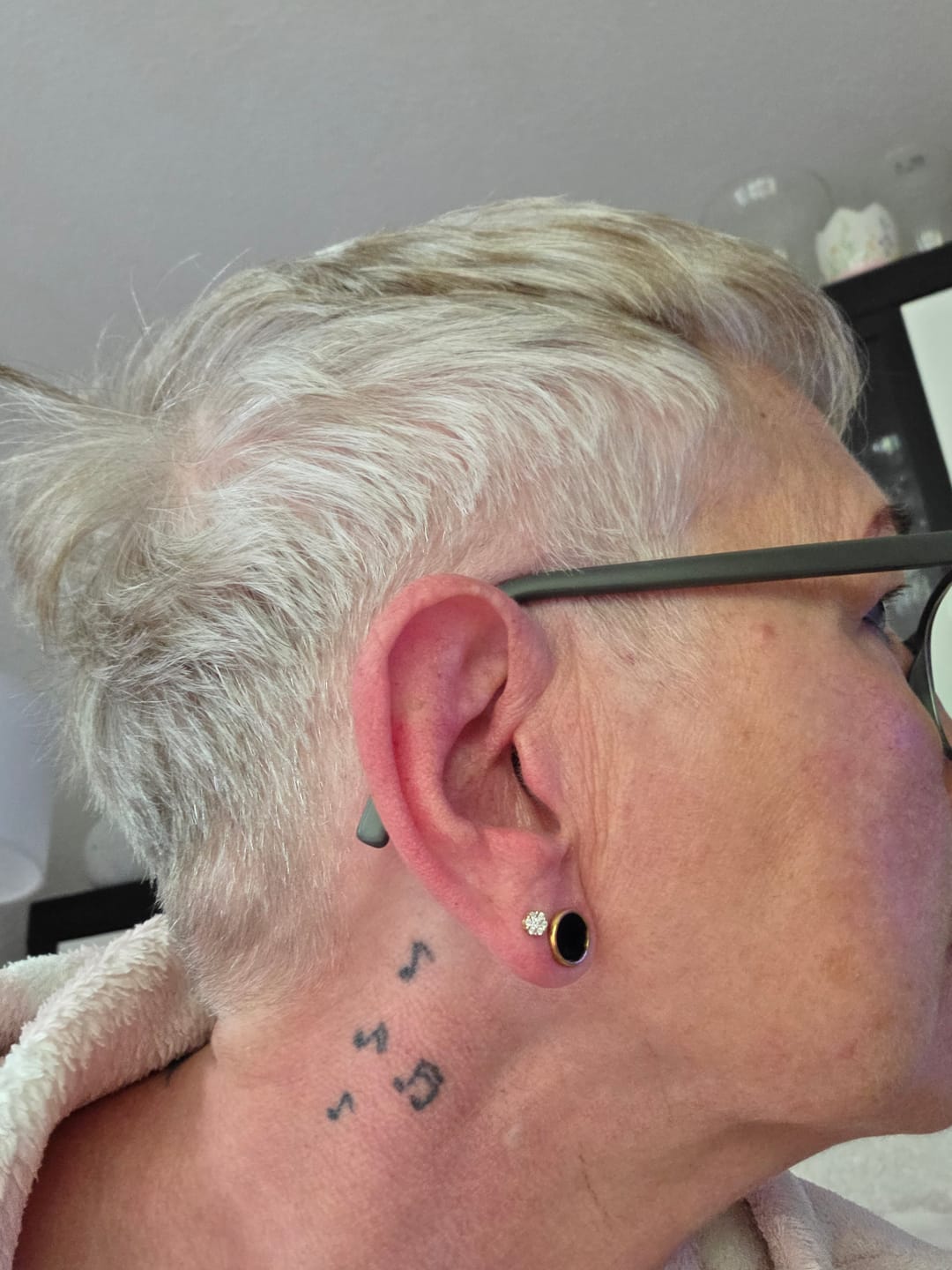 Customer photo review of Obsidian Ohrringe - Kreismedallion