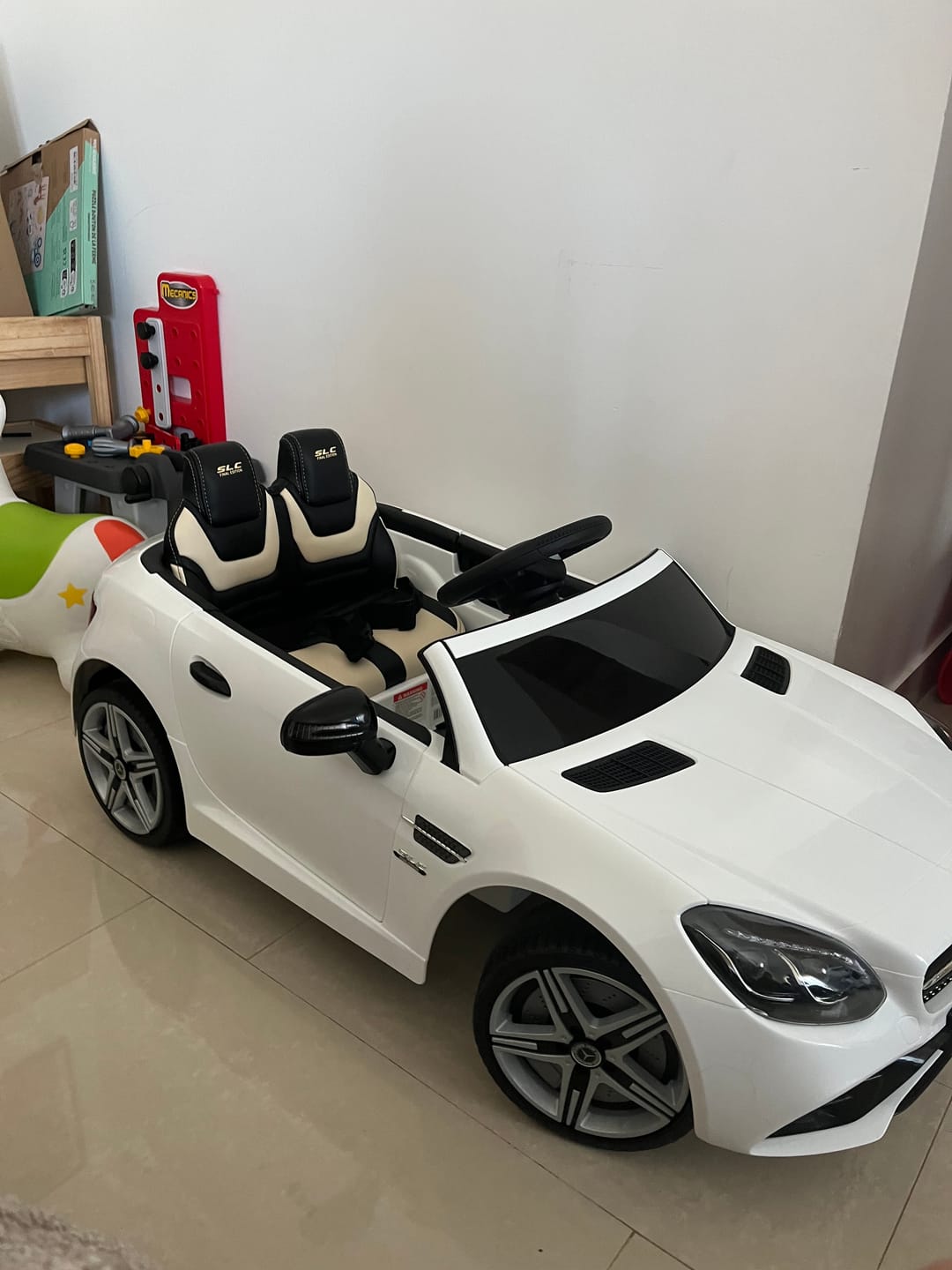 Customer photo review of Carro Elétrico para Criança MERCEDES SLC300 12v Branco BATERIA DE LITIO c/ RODAS DE BORRACHA & ASSENTO EM PELE