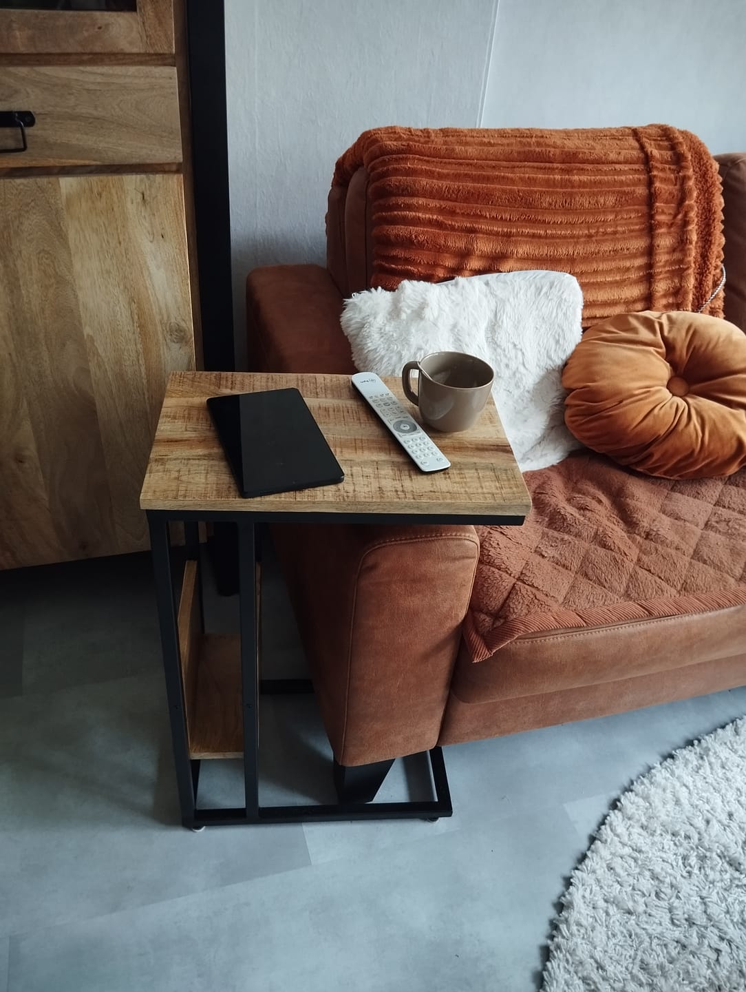 Customer photo review of Bijzettafel Britt voor over de bank | Mangohout en Staal | 45x29x69cm