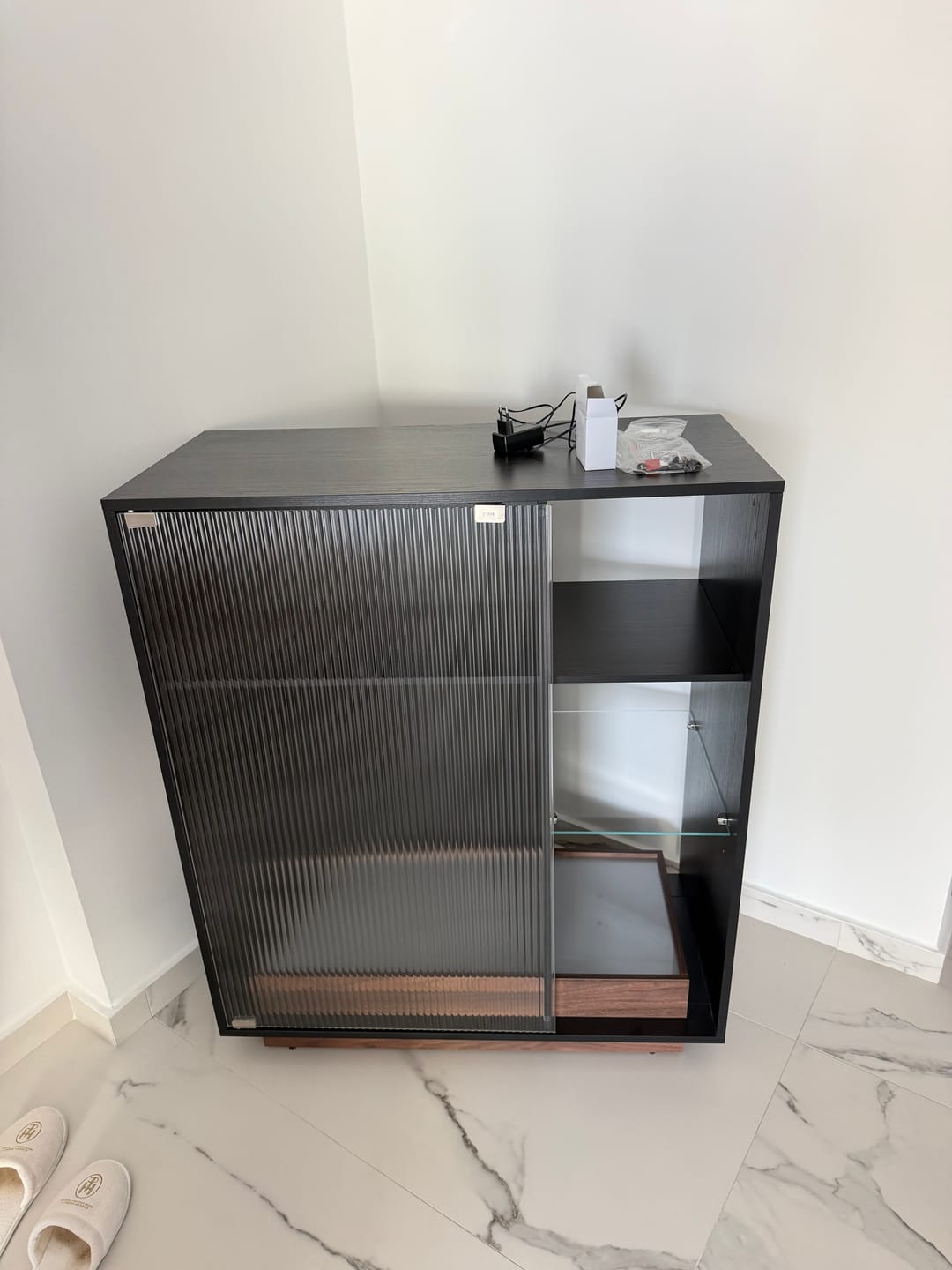 Customer photo review of Ντουλάπι Μπαρ Κάβα με Φωτισμό Μπουφές με LED Ρυθμιζόμενα Μπαράκι με θήκη για ποτήρια Γυάλινη πόρτα BB-K361B21