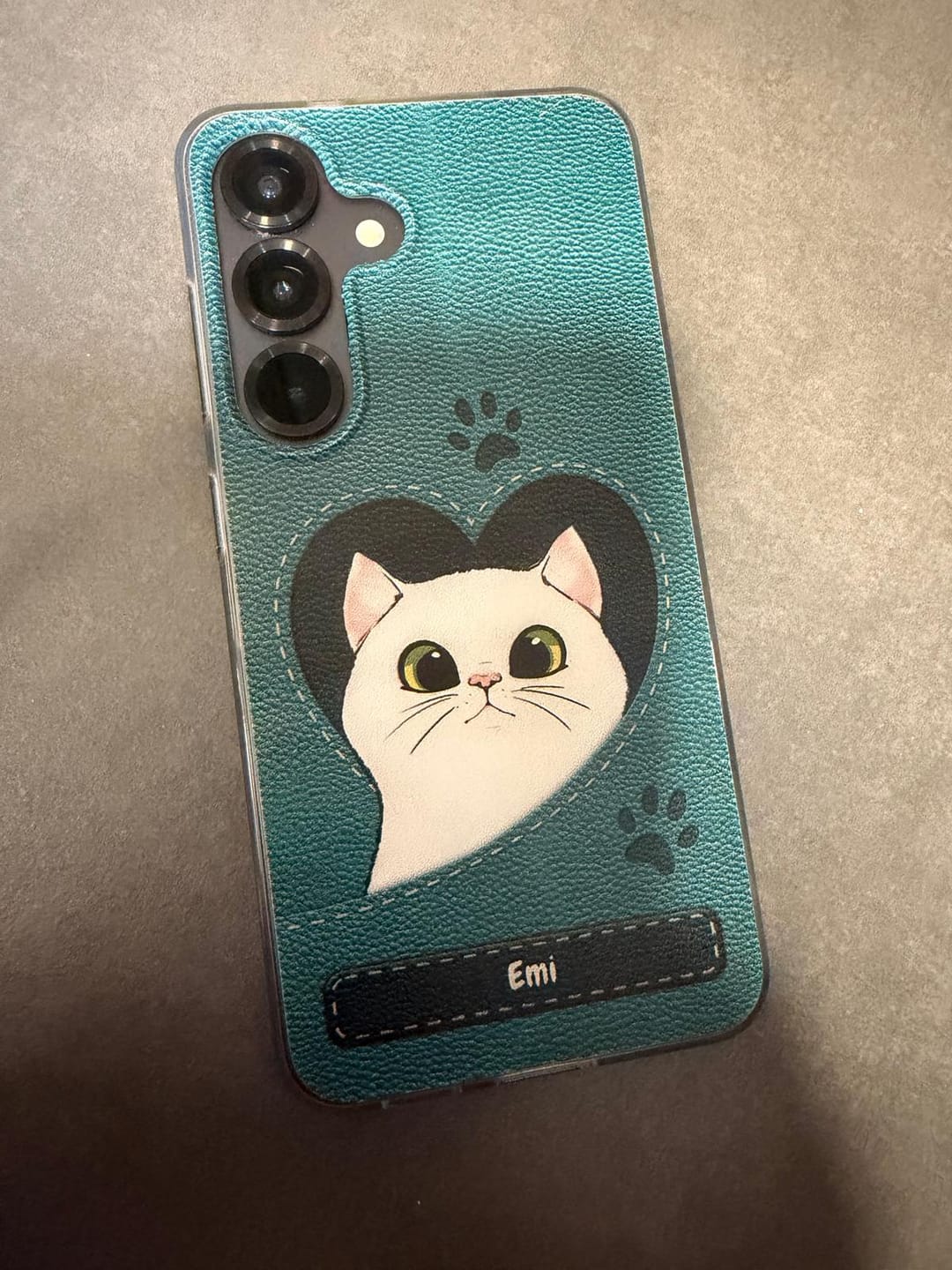 Customer photo review of Gatto con cuore aspetto similpelle - Custodia per il telefono personalizzata
