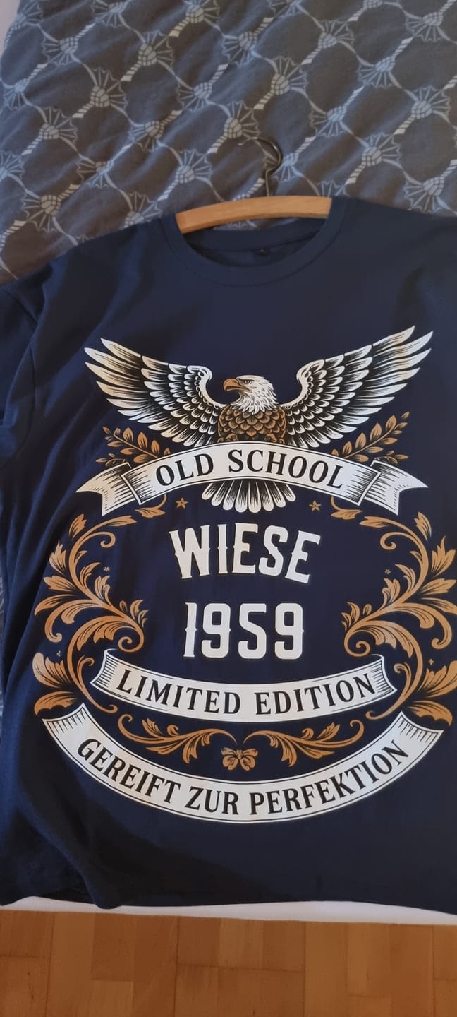 Customer photo review of Old School Adler [Dein Name] [Dein Jahr]  Premium T-Shirt