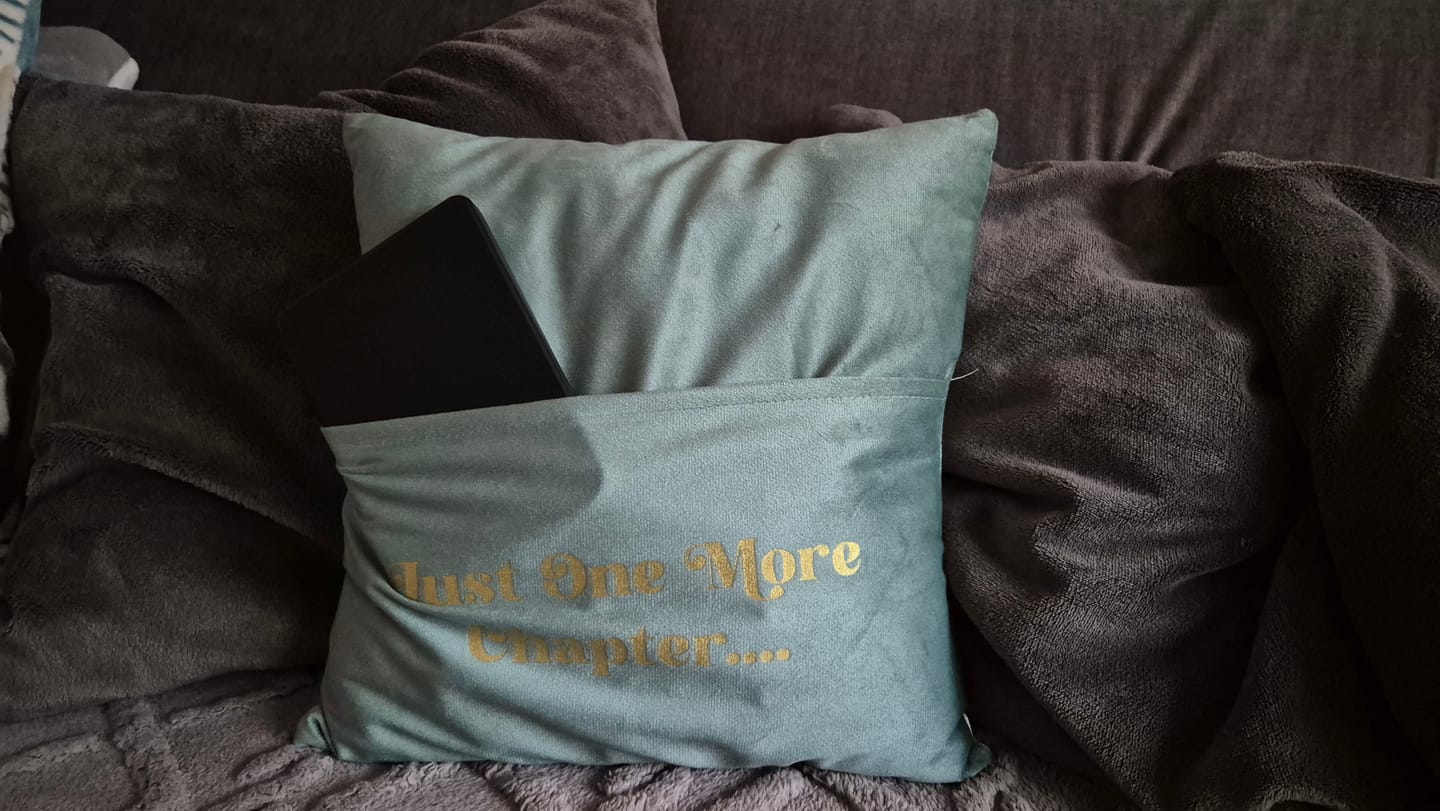 Customer photo review of Kissen mit Buchtasche – Just One More Chapter