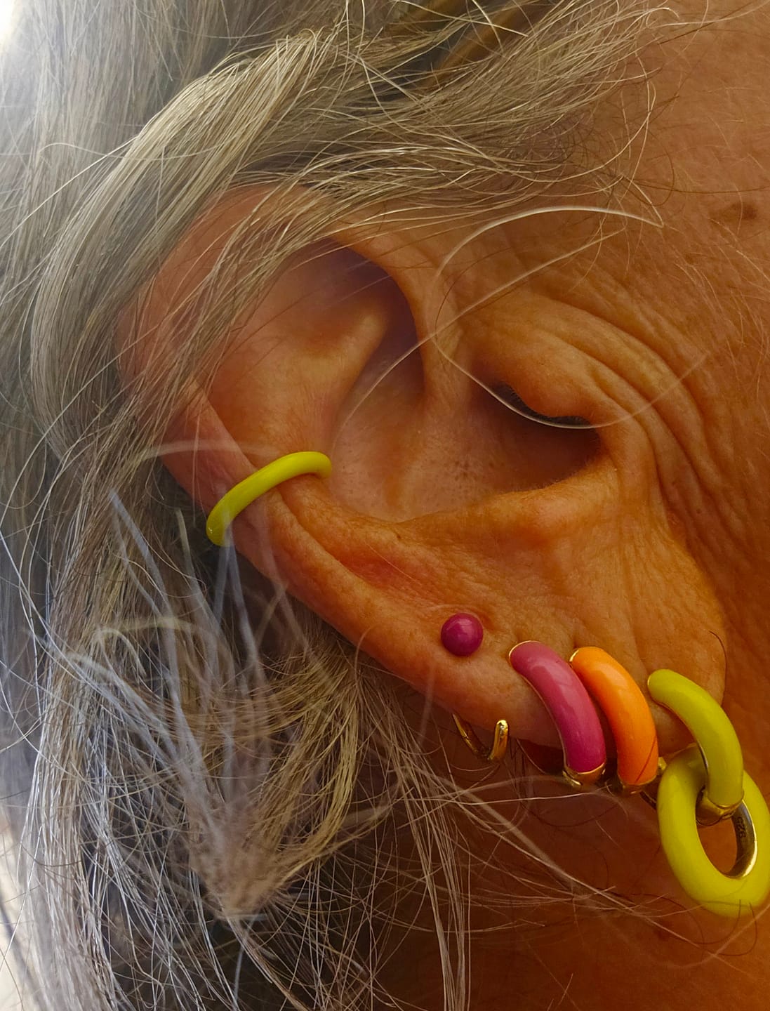 Customer photo review of Orecchino LOOP BALL - Berry