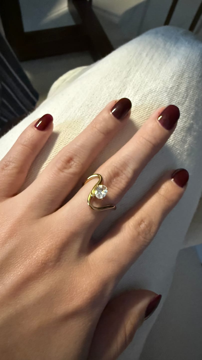 Customer photo review of Anillo Curveado Con Zirconia Ovalada
