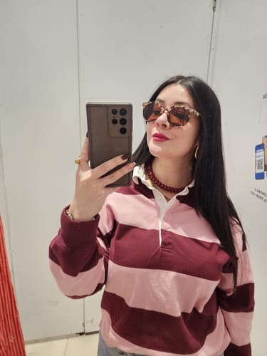 Reviewer's Lentes De Sol Redondos con montura estampada, puestos durante un espejo selfie.