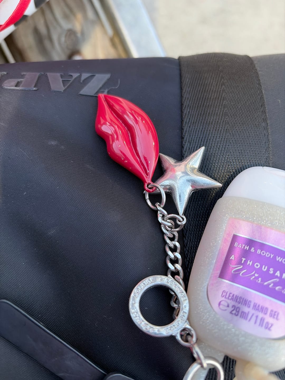 Customer photo review of Llavero Cadena Charm Beso Craft