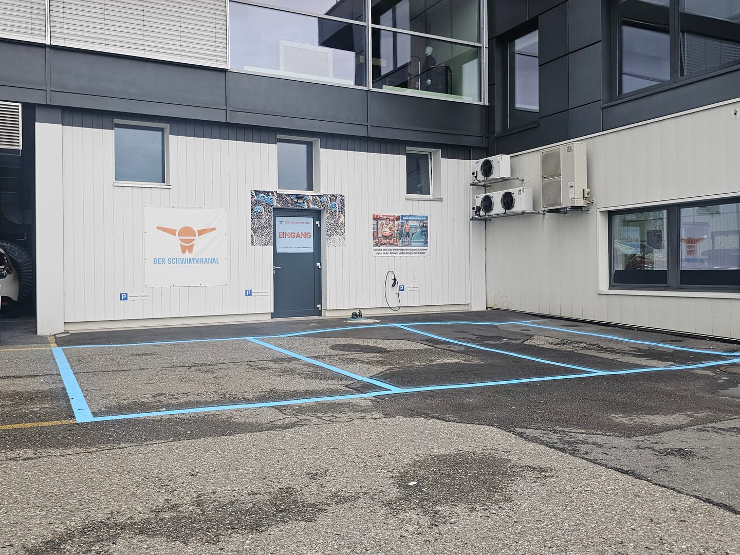 Customer photo review of Selbst gestalten | Parkplatzschild mit Firmenname aus 3 mm starkem Alu-Verbund (UV- und wetterfest)