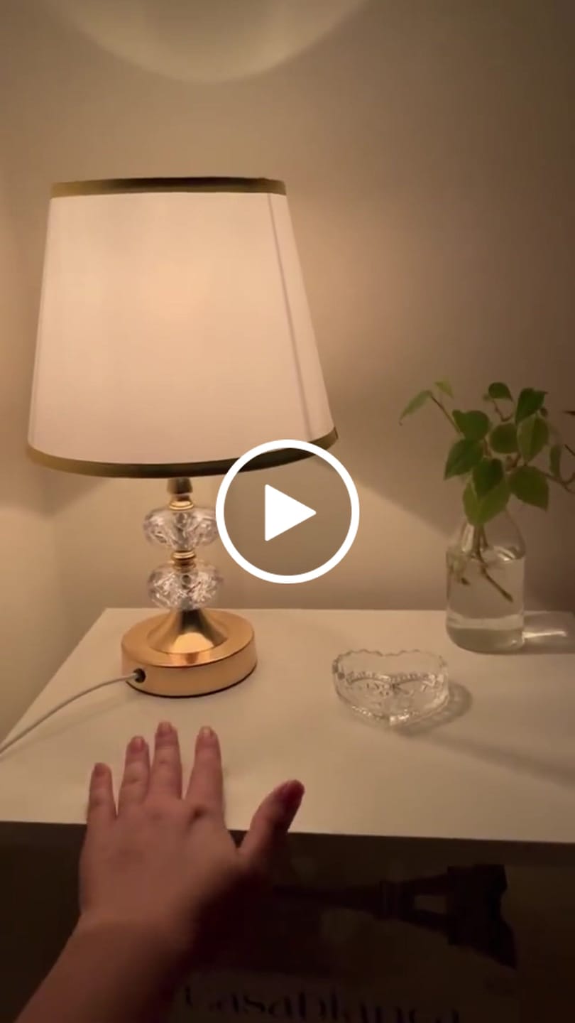 Customer video review of Abajur Dourado 3 Tons de luz Touch