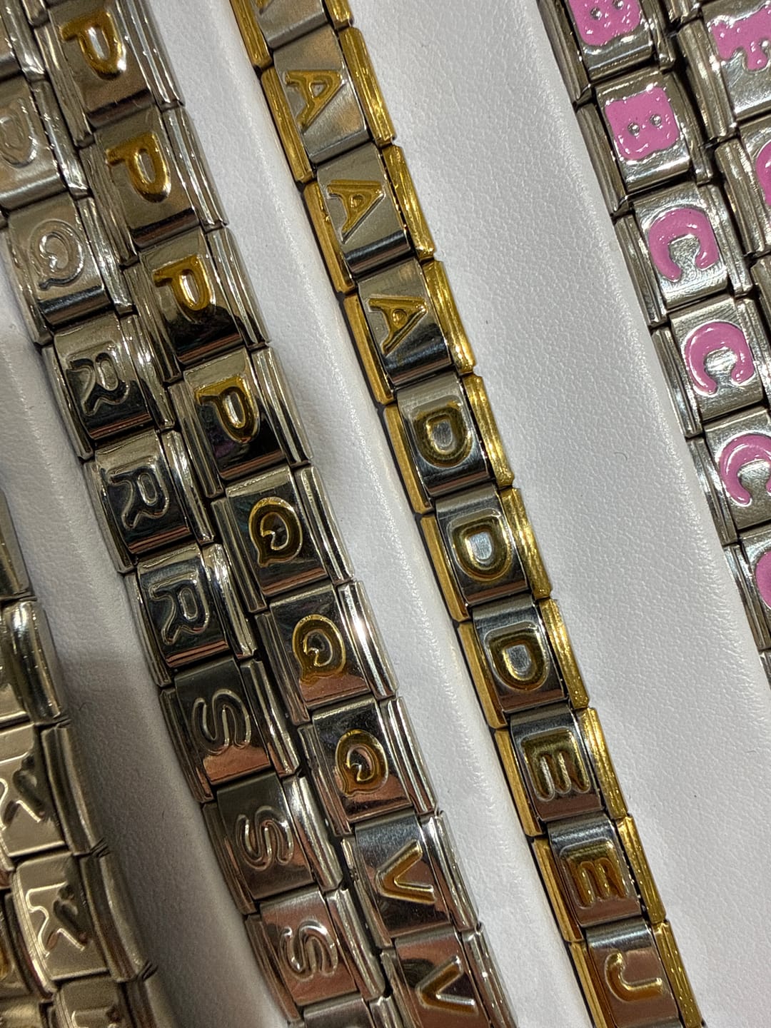Customer photo review of Charm Inicial Dorada
