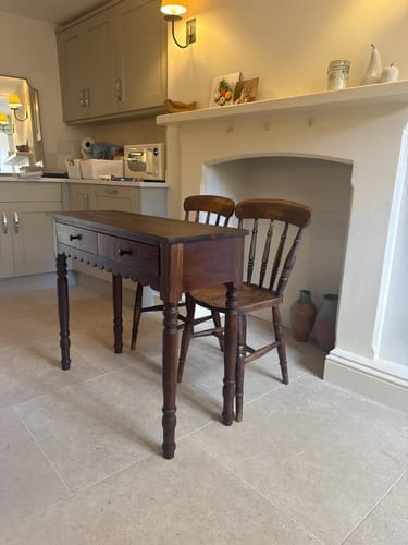 Customer photo review of Turned-Leg Entryway Console Table with 3 Drawers — Scalloped-Apron Solid Wood Hallway Sofa Table, Oak