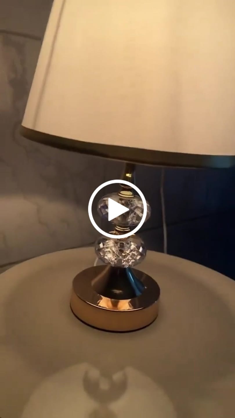 Customer video review of Abajur Dourado 3 Tons de luz Touch