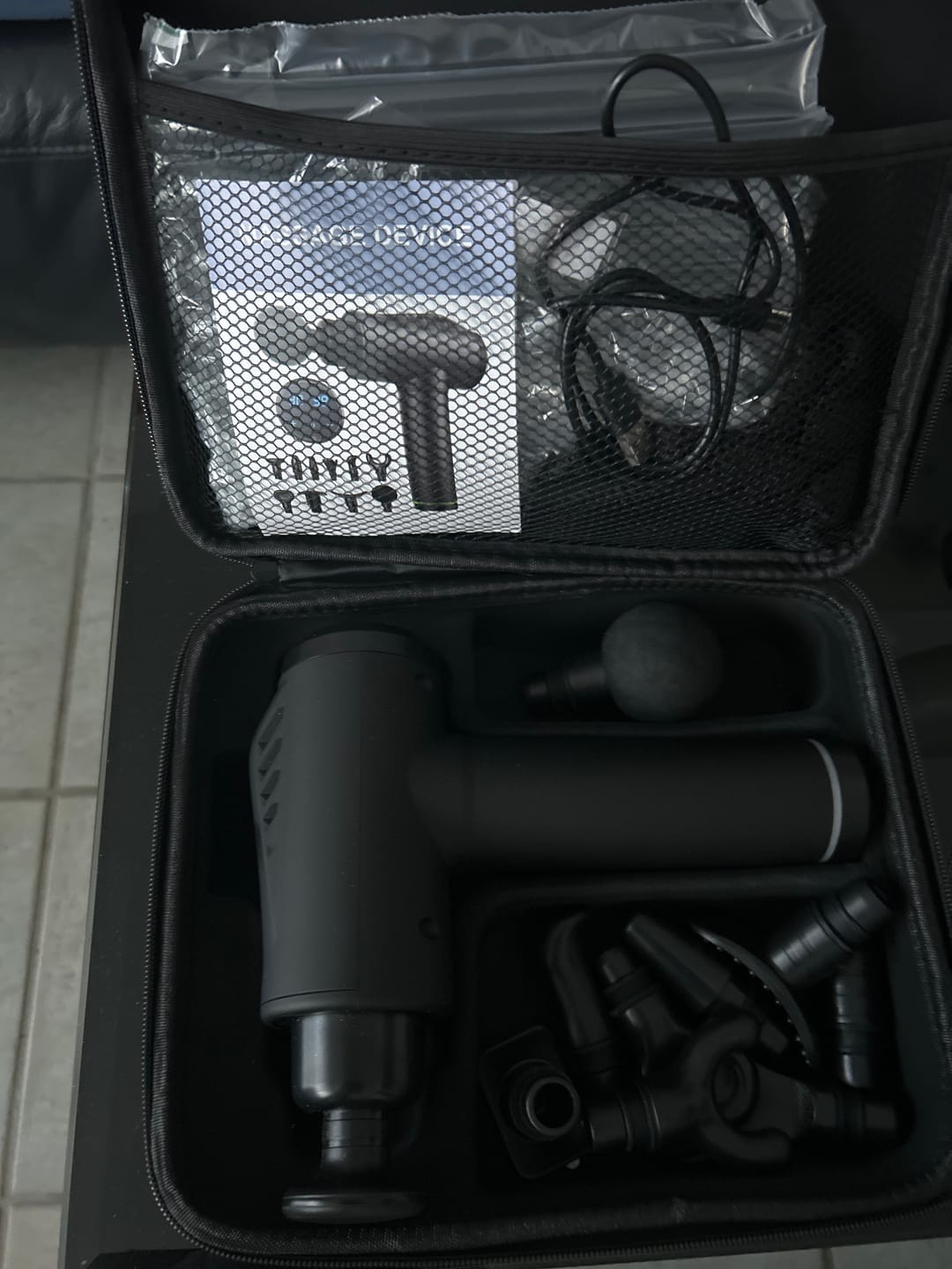 Customer photo review of Massagepistole mit 30 Geschwindigkeiten / Massage Gun für tiefe Muskelmassage mit bis zu 3600 Impulsen/min / 10 Aufsätze für Nacken, Rücken & Körper / Mit LCD-Touchscreen