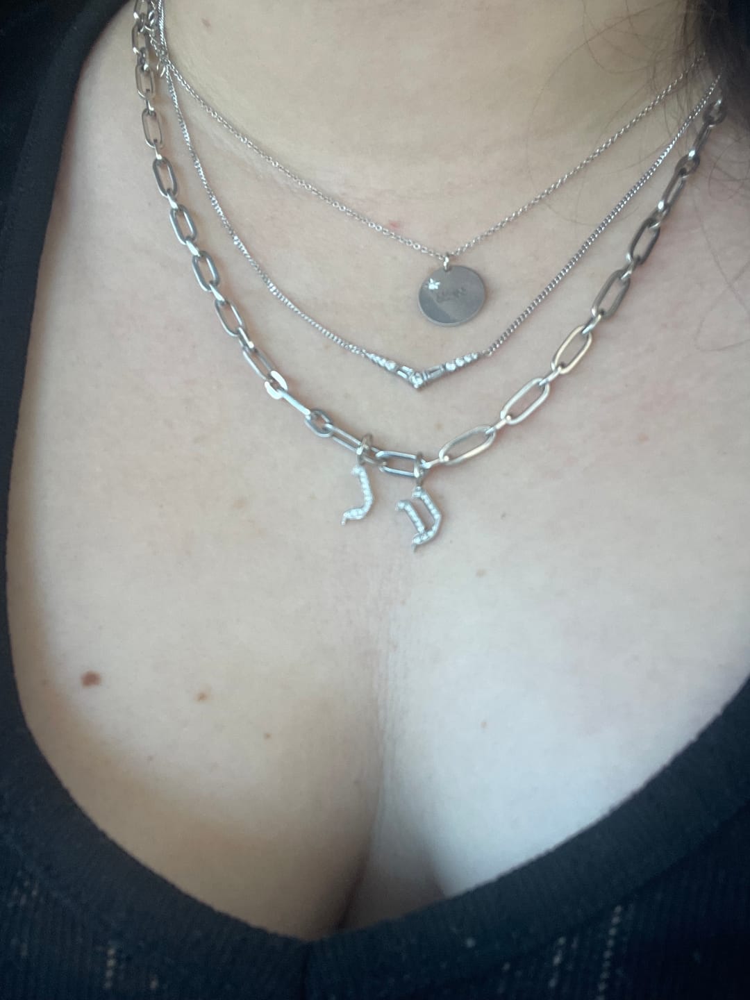 Customer photo review of תליון אות קטנה משובץ יהלומים לבנים