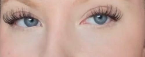 Customer's Augen mit THE MAIN CHARACTER Wimpernextensions, die einen natürlichen, spiky Look zeigen.
