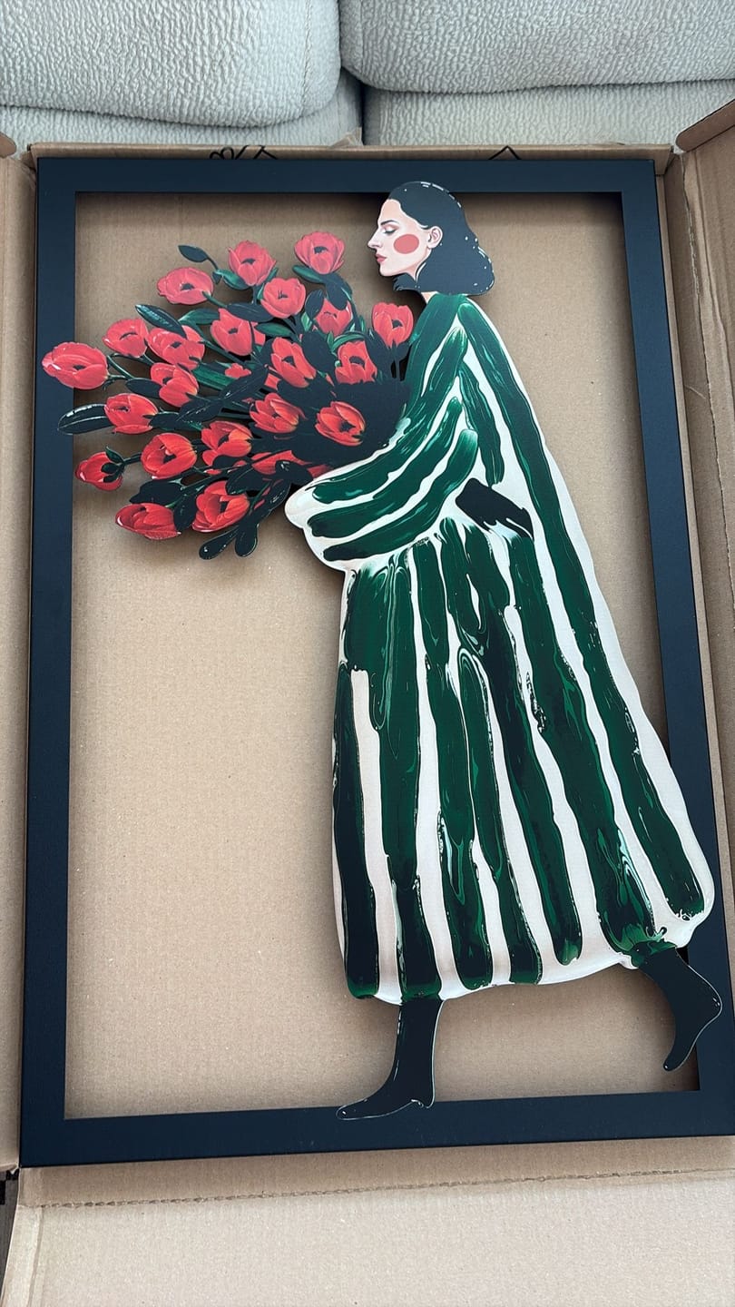 Customer photo review of Rose Lady Metal Tablo