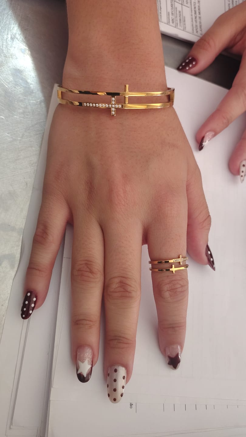 Customer photo review of Kit Pulseiras Glamour Zircônias Banhado em Ouro 18K