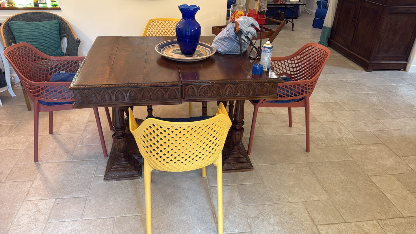 Customer photo review of Poltrona Traforata in Polipropilene Giallo Opaco 56x60x82 cm