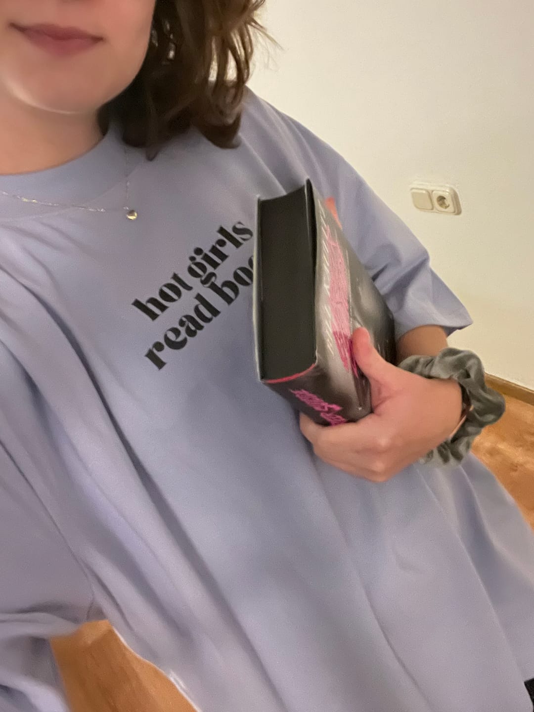 Customer photo review of T-Shirt "hot girls read books & journal" (Unisex)