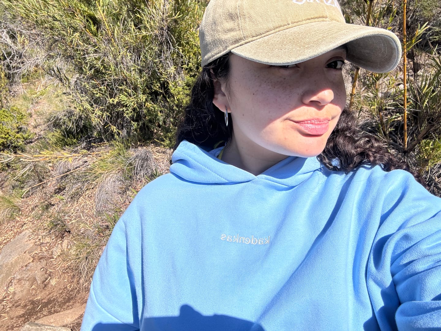 Customer photo review of (PRE-VENTA) POLERÓN HOODIE CELESTE - OVERSIZE CON GORRO LOGO Y ESPALDA BORDADO