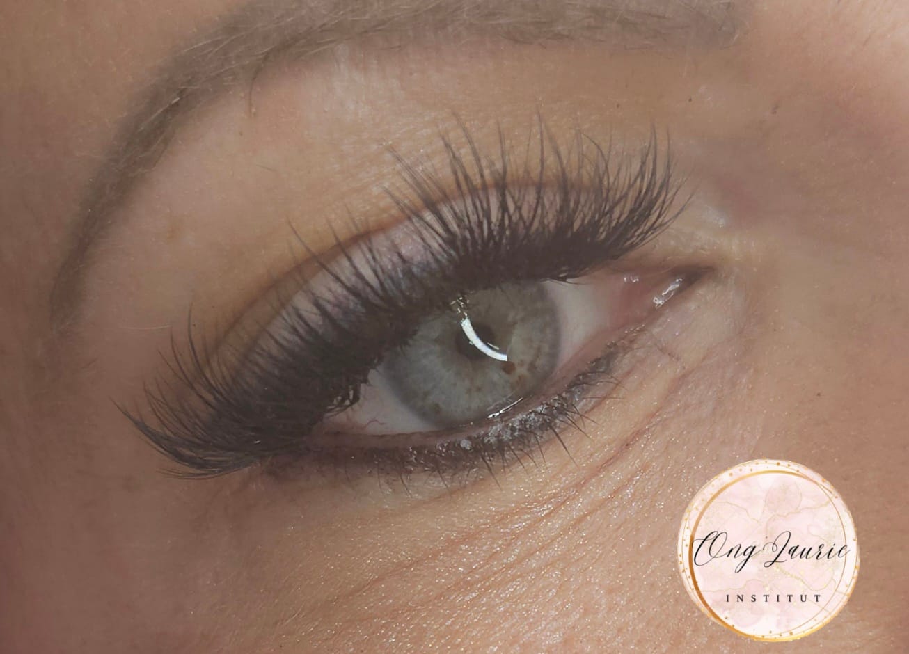 Customer photo review of Favor-5D Wispy Premade Fans