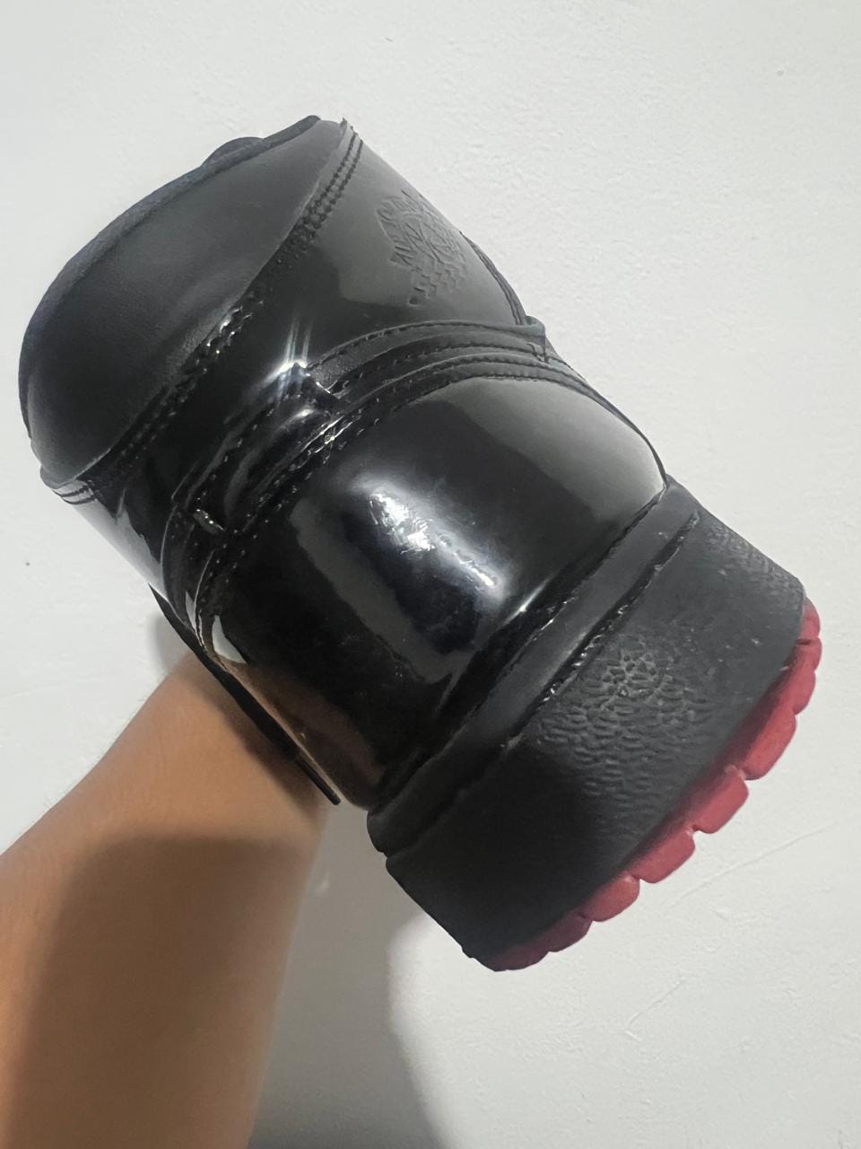 Customer photo review of Tenis Retro 1 Charol Negro Suela Rojo