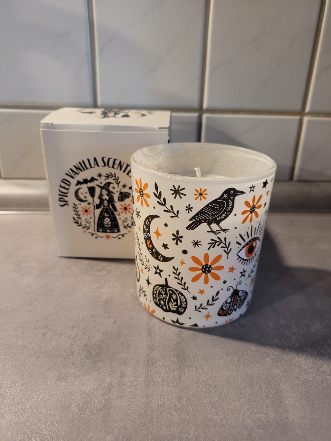 Customer photo review of Vanille-Duftkerze mit mystischen Folklore-Motiven – 32 Stunden Brenndauer