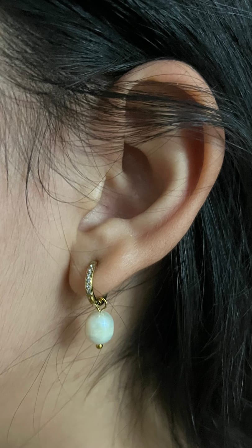 Customer photo review of Par Arracada Con Dije Perla y Estrella