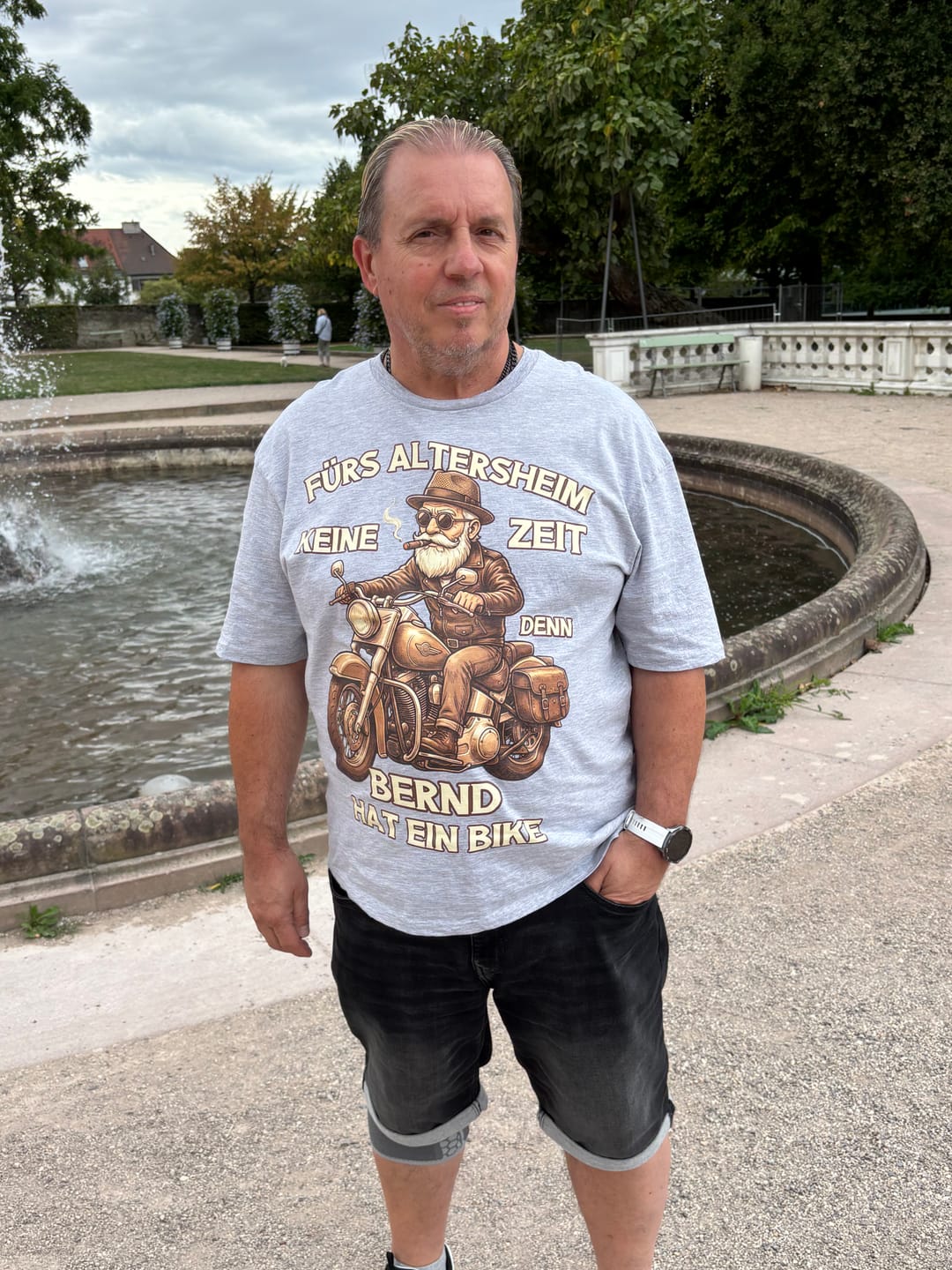 Customer photo review of Fürs Altersheim keine Zeit personalisiertes Premium T-Shirt