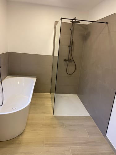 Customer photo review of SONNI Begehbare Dusche Duschabtrennung Duschwand 10mm Schwarz Duschabtrennung Duschkabine Nano ESG 80-140cm
