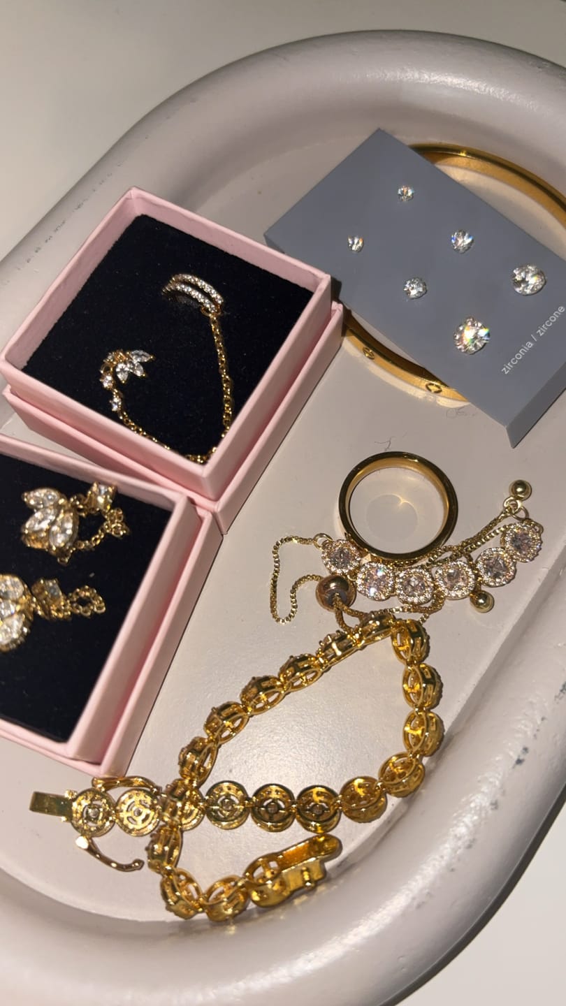 Customer photo review of Limitless Sky Lotus Ohrstecker 14K Vergoldet