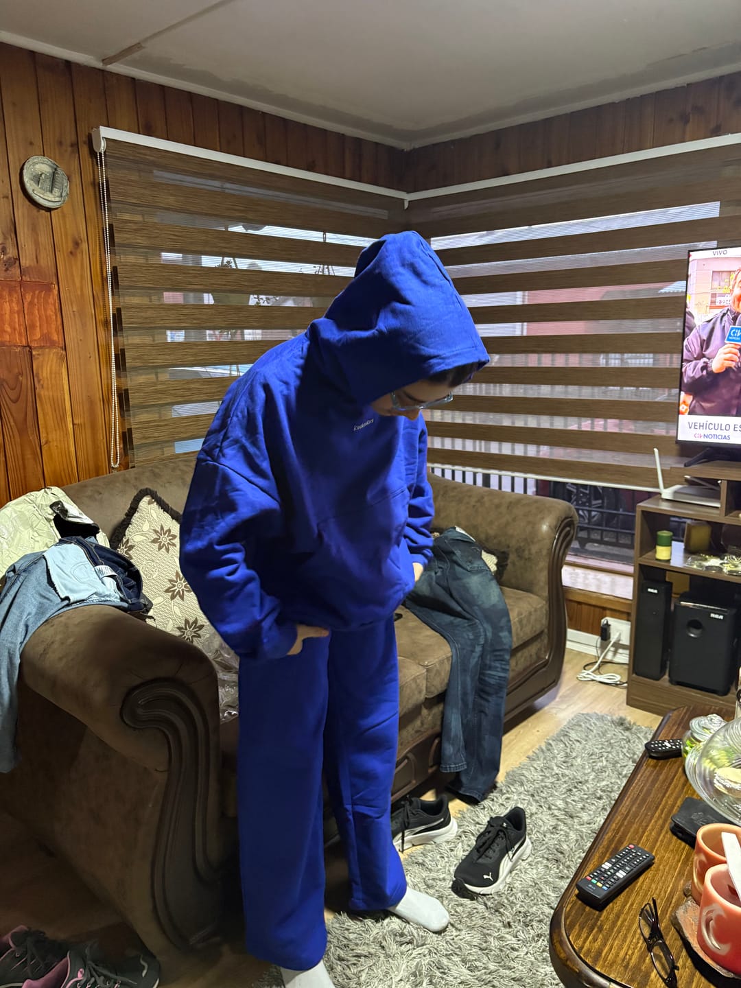 Customer photo review of PANTALÓN BUZO AZUL REY - CORTE RECTO LOGO BORDADO