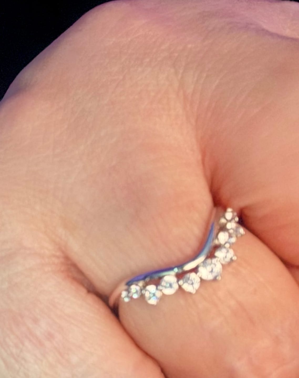 Customer photo review of Anillo Curva Con Zirconias