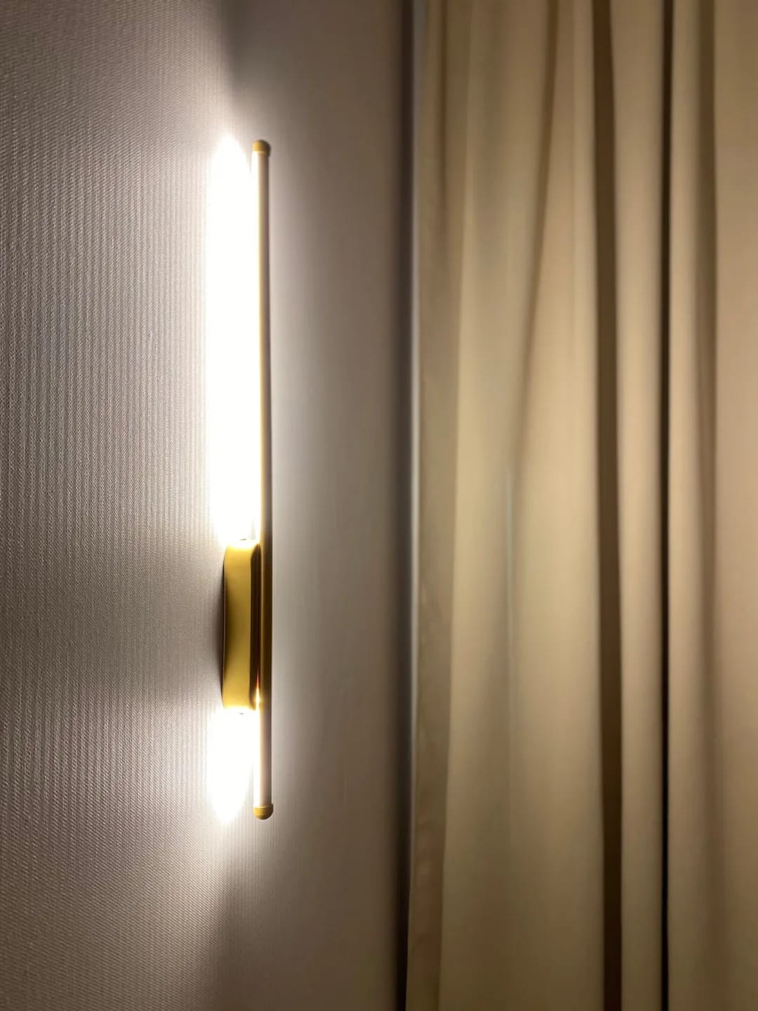 Customer photo review of Black Wall Light for Living Room, Slim Oval, 100 cm Tall