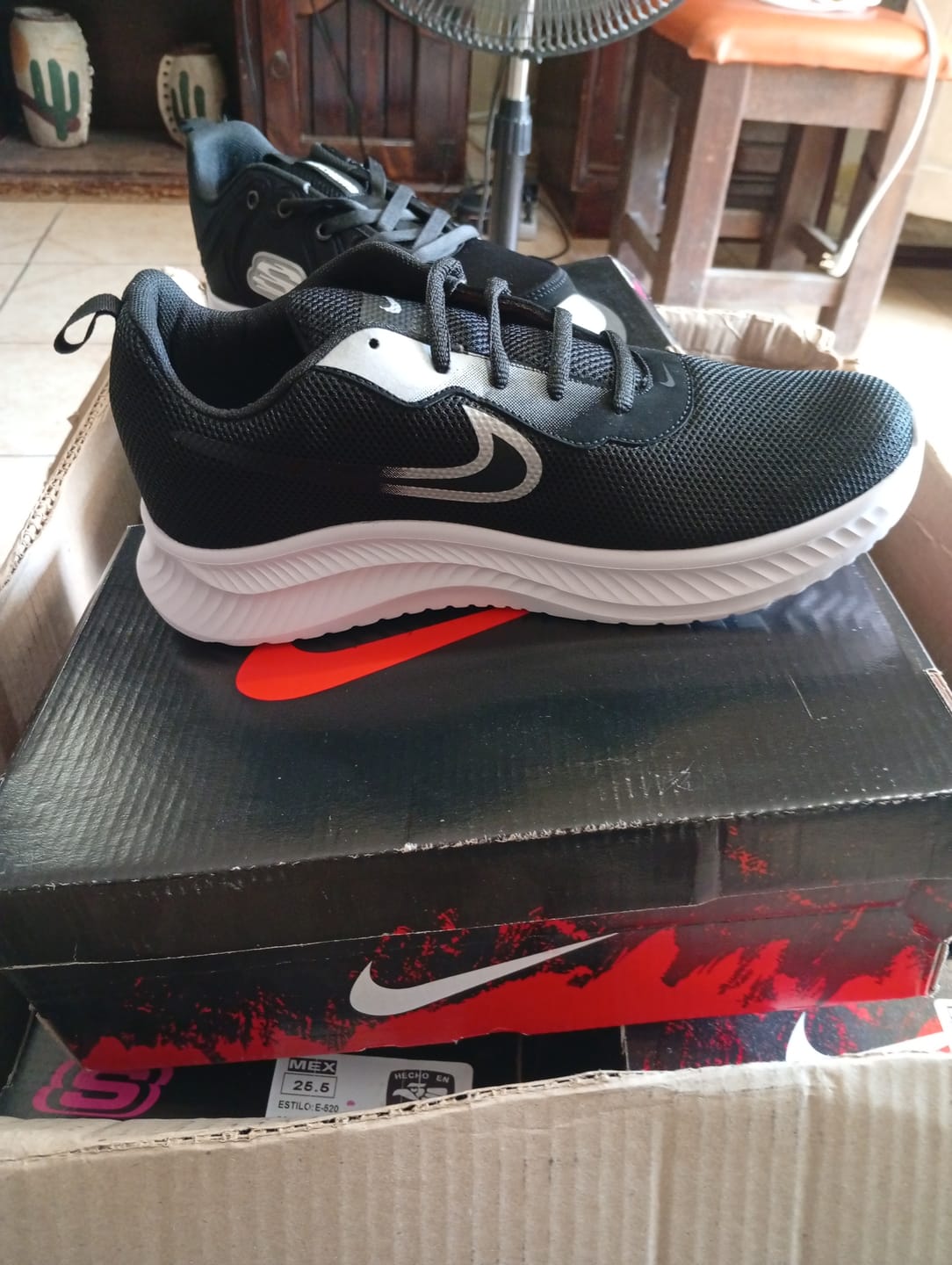 Customer photo review of Paq 6 Pares Tenis 026 Negro Plata Negro 25/28.5