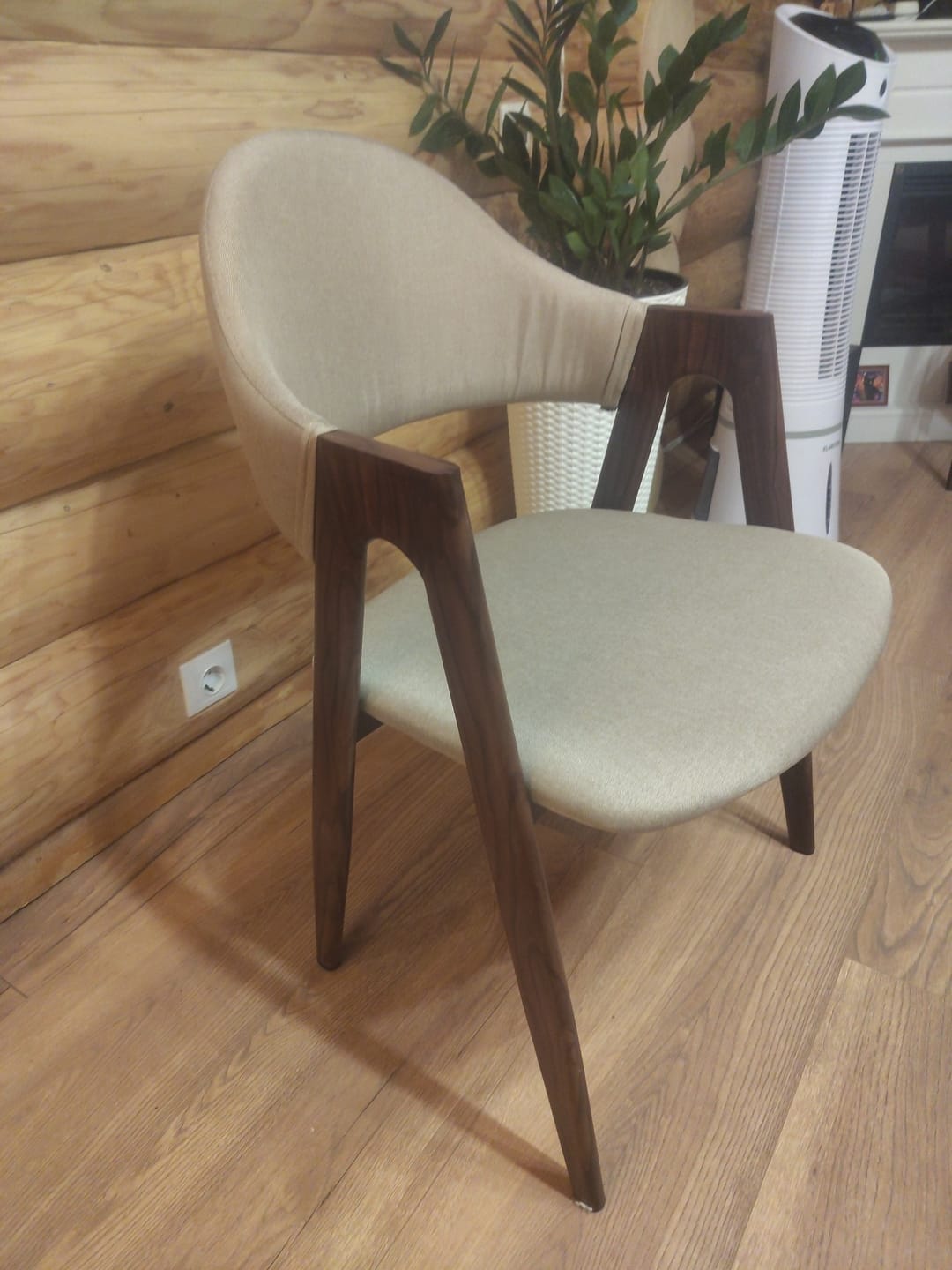 Customer photo review of Scaun tapitat modern K344, bej/nuc, stofa clasica/metal, 51x57x82 cm